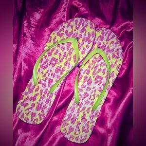 Neon cheetah print beach flip flops 💋